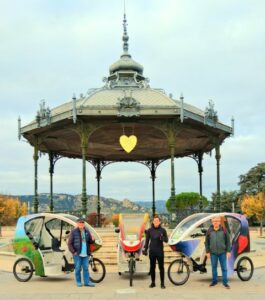 L'équipe CycloTEAM CycloTEAM - 3 cyclos et cyclopédaleurs devant le kiosque Peynet